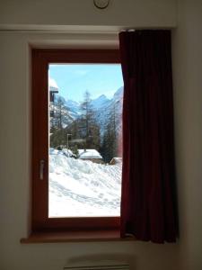 Vista generica sulle montagne o vista sulle montagne dall'interno dell'appartamento