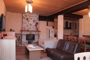 ein Wohnzimmer mit einem Sofa und einem Tisch sowie eine Küche in der Unterkunft Villa O Sole Mio in Progled