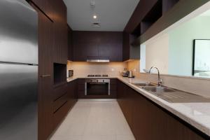 Kuchyň nebo kuchyňský kout v ubytování Maison Privee - Luxury Apt with Burj Khalifa Vw & Direct Mall Access