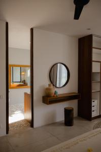 um espelho numa parede num quarto em The Bed by The Sea em Canggu