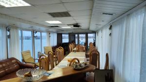 a dining room with tables and chairs on a boat at Hotel plutitor Sofia-Maria in Uzlina