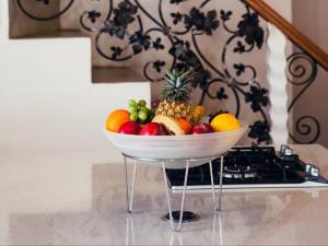 a bowl of fruit sitting on top of a stove at De Kleijne Bos in Paarl
