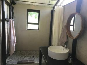 ein Bad mit einem Waschbecken und einem Spiegel in der Unterkunft Leadwood Tree Safari Lodge - Tamboti Lodge 45 in Belgrad