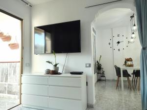 a white dresser with a television on a wall at Vivienda Agaete Parque in Playa del Ingles