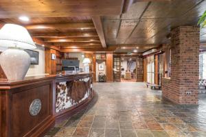 a large hallway with wooden ceilings and a stone floor at Snö Villa de Sallent 4 in Formigal