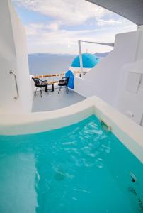 een zwembad op het dek van een boot bij Luxus VIP Suites in Oia