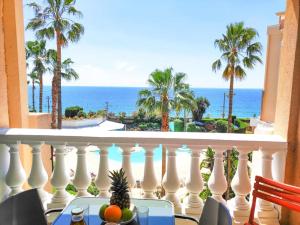stół z owocami na balkonie z widokiem na ocean w obiekcie Azur 423 YourHostHelper w Cannes
