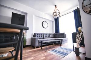 een woonkamer met een bank en een tafel bij LOFT 24 by Housine in Zator