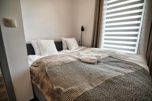 een slaapkamer met een bed met twee handdoeken erop bij LOFT 24 by Housine in Zator