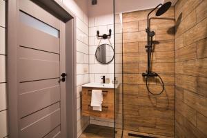 een badkamer met douche en glazen deur bij LOFT 24 by Housine in Zator +18 foto's