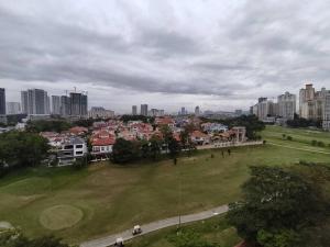 vista su un parco con una città sullo sfondo di Stay Next to Stadium Axiata Arena Bukit Jalil a Kuala Lumpur