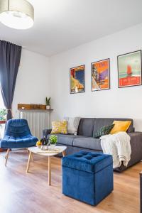 uma sala de estar com um sofá e uma mesa em Outdooredo Garda Apartment em Riva del Garda