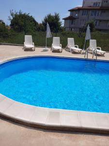 una piscina con tumbonas en Прекрасный апартамент с видом на море и бассейном, en Byala