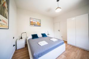 A bed or beds in a room at Outdooredo Garda Apartment