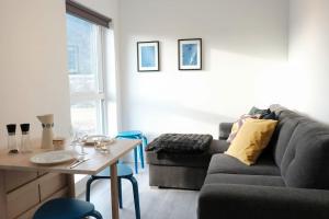 - un salon avec un canapé et une table dans l'établissement Apartment in Hafjell / Øyer centre., à Hafjell