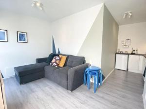 Apartment in Hafjell / Øyer centre. في هافيل: غرفة معيشة مع أريكة ومقعد أزرق