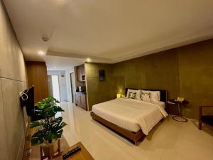 una camera con un grande letto di We Grand Ever 9 a Nakhon Ratchasima