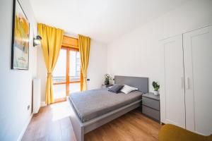 A bed or beds in a room at Outdooredo Garda Apartment