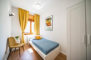 A bed or beds in a room at Outdooredo Garda Apartment