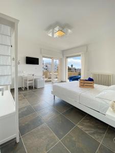 1 Schlafzimmer mit einem großen Bett und einem Badezimmer in der Unterkunft L'altra LulÍa in Otranto