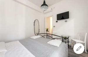 una camera bianca con letto e specchio di ES - Essential Solution & Emotion Stories (locazione turistica) a Verona