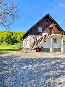 una casa grande con una gran entrada de entrada frente a ella en Guest House Plitvice Waterfall, en Lagos de Plitvice