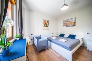 A bed or beds in a room at Outdooredo Garda Apartment