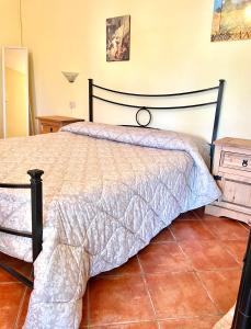 een slaapkamer met een bed en een tegelvloer bij Agriturismo il Portico in Capalbio