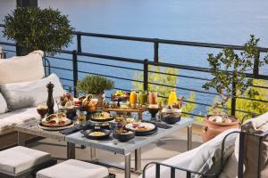 una bandeja de comida en una mesa en un balcón en Xenia Residence & Suites, en Pili