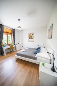 A bed or beds in a room at Outdooredo Garda Apartment