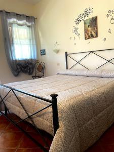 een slaapkamer met een bed en een raam bij Agriturismo il Portico in Capalbio