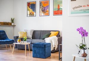 sala de estar con sofá, mesa y sillas en Outdooredo Garda Apartment, en Riva del Garda