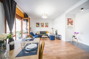 A seating area at Outdooredo Garda Apartment
