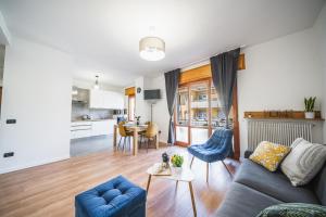 sala de estar con sofá y mesa en Outdooredo Garda Apartment, en Riva del Garda