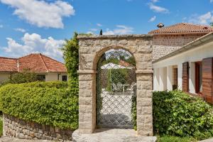 una puerta a una casa con jardín en Villa Ava Kotor en Kotor