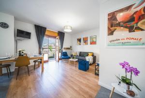 A seating area at Outdooredo Garda Apartment