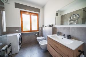 A bathroom at Outdooredo Garda Apartment