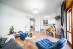 A seating area at Outdooredo Garda Apartment