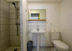 łazienka z toaletą, umywalką i prysznicem w obiekcie Coliving Napoléon III w Ajaccio +32 zdjęcia