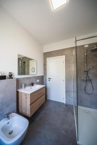 A bathroom at Outdooredo Garda Apartment