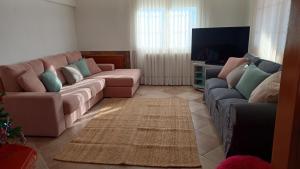 A seating area at Piscina de sal Barbacoa Wifi, Parking Gratis, 3 min PGA Casa El Roble