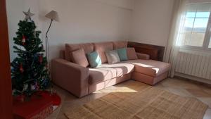 A seating area at Piscina de sal Barbacoa Wifi, Parking Gratis, 3 min PGA Casa El Roble