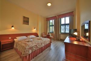 a hotel room with a bed and a television at Villa Alexandra in Świnoujście +42 photos