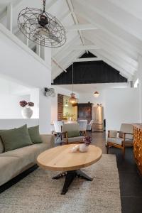 una sala de estar con un sofá y una mesa en Villa La Chatelaine, en Egmond aan Zee