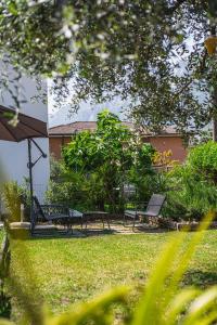 A garden outside Outdooredo Garda Apartment