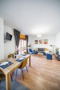 A seating area at Outdooredo Garda Apartment