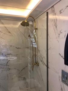 baño con ducha y puerta de cristal en Byblos Luxury Villa en Prinos