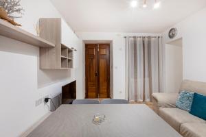 Ein Bett oder Betten in einem Zimmer der Unterkunft Designer HOME with COMFY SOFA in central Valletta by 360 Estates