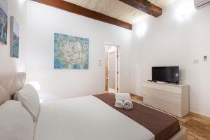 Ein Bett oder Betten in einem Zimmer der Unterkunft Designer HOME with COMFY SOFA in central Valletta by 360 Estates