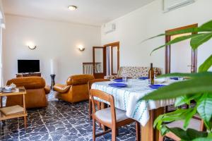 a living room with a table and chairs at Villetta dei Pini in Scarlino